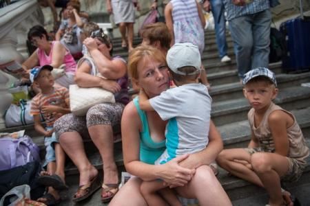 Курортники загорают в поездах и на вокзалах Сочи