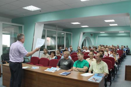 Псковская область. Кандидат в губернаторы от КПРФ Александр Рогов встретился с рабочими ОАО «Псковский завод механических приводов»