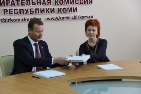 А.А. Андреев сдал в избирательную комиссию документы для регистрации в качестве кандидата на должность главы Республики Коми