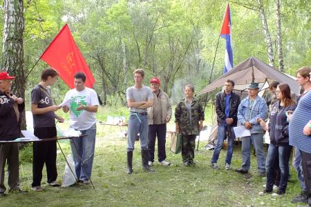 Алтайские комсомольцы осваивали марксизм и учились стрелять в летнем лагере