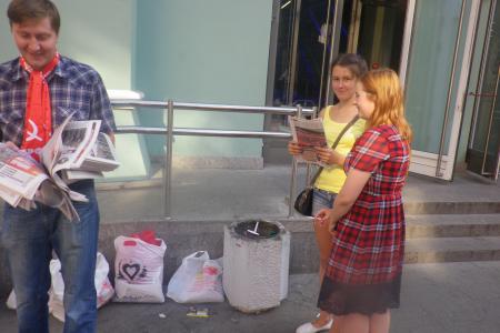 Санкт-Петербург. Депутат-коммунист А.В. Воронцов раздает на улицах агитационную литературу