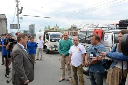 Новосибирск. Анатолий Локоть поприветствовал автопробег «От моря до моря»: Сибиряки помогут братскому народу