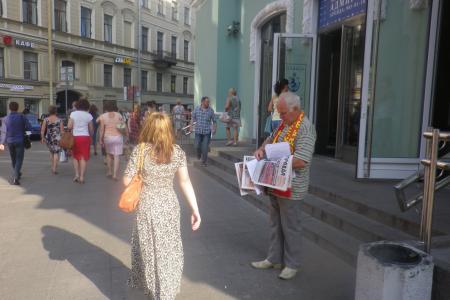 Санкт-Петербург. Депутат-коммунист А.В. Воронцов раздает на улицах агитационную литературу