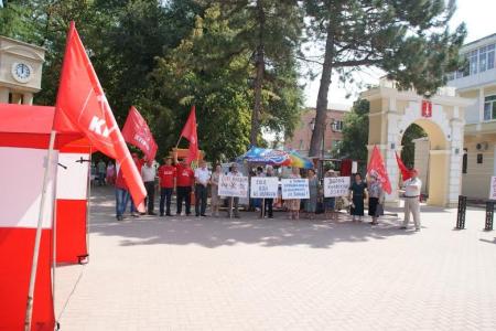 Республика Карачаево-Черкессия. В Черкесске прошел пикет в защиту отечественного товаропроизводителя и жителей Юго-Востока Украины от олигархов, бандеровцев и неонацистской власти