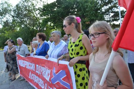 Коммунисты Астрахани провели митинг солидарности с трудящимися Донбасса