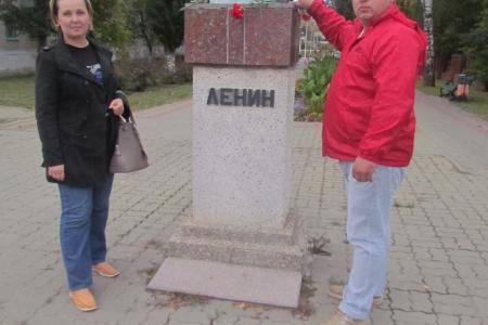 "Ленин с нами!". По многим городам и селам Центральной России проводятся пикеты возле памятников В.И. Ленину в знак солидарности с харьковчанами против фашистской хунты и вандализма