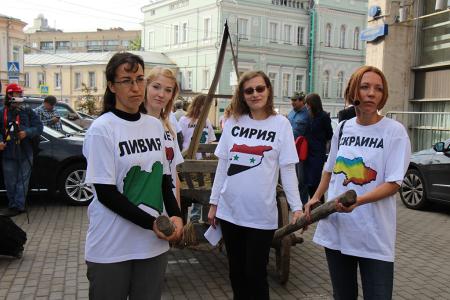 «Красная Москва-КПРФ» переехала Обаму телегой. Театрализованный митинг столичных коммунистов