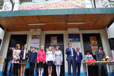 Ю.В. Афонин и Л.А. Зюганов поздравили московских школьников с Днем знаний. Коммунисты посетили праздничную линейку в школе №212 им. дважды Героя Советского Союза летчика-космонавта СССР В.Н. Волкова