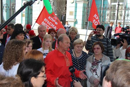 «Красная Москва-КПРФ» переехала Обаму телегой. Театрализованный митинг столичных коммунистов