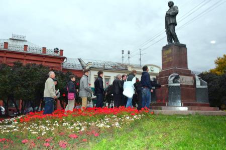 "Ленин с нами!". По многим городам и селам Центральной России проводятся пикеты возле памятников В.И. Ленину в знак солидарности с харьковчанами против фашистской хунты и вандализма