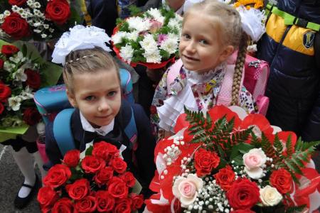 Ю.В. Афонин и Л.А. Зюганов поздравили московских школьников с Днем знаний. Коммунисты посетили праздничную линейку в школе №212 им. дважды Героя Советского Союза летчика-космонавта СССР В.Н. Волкова