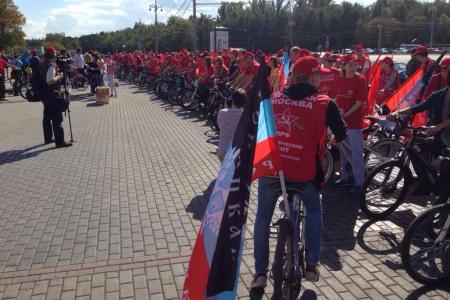 В Москве состоялся велопробег молодежи Донбасса за подписание "Декрета о Мире"