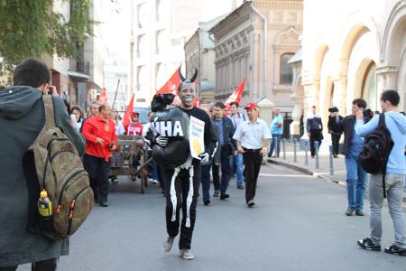 «Красная Москва-КПРФ» переехала Обаму телегой. Театрализованный митинг столичных коммунистов