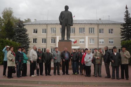 "Ленин с нами!". По многим городам и селам Центральной России проводятся пикеты возле памятников В.И. Ленину в знак солидарности с харьковчанами против фашистской хунты и вандализма