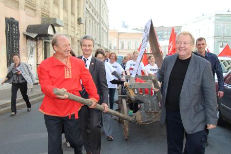 «Красная Москва-КПРФ» переехала Обаму телегой. Театрализованный митинг столичных коммунистов