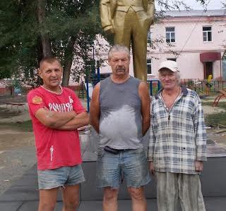 Воронежская область. Верхнемамонские коммунисты приводят в порядок памятники вождю трудового народа во всех сёлах района