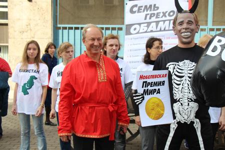 «Красная Москва-КПРФ» переехала Обаму телегой. Театрализованный митинг столичных коммунистов