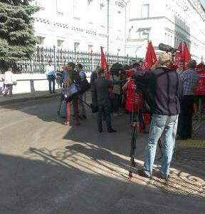 "Как Обама породнился с нечистой силой". Московские коммунисты провели театрализованный митинг у представительства ООН в России