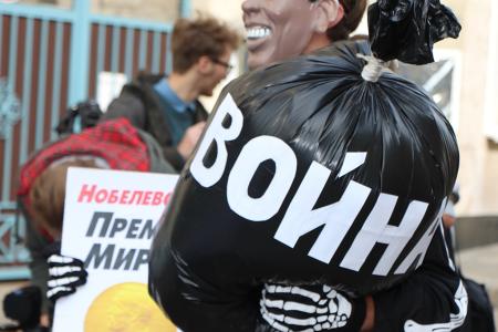 «Красная Москва-КПРФ» переехала Обаму телегой. Театрализованный митинг столичных коммунистов