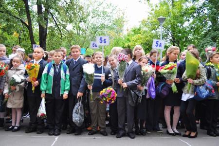 Ю.В. Афонин и Л.А. Зюганов поздравили московских школьников с Днем знаний. Коммунисты посетили праздничную линейку в школе №212 им. дважды Героя Советского Союза летчика-космонавта СССР В.Н. Волкова