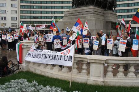 "Киев, одумайся!". В Болгарии прошла массовая акция против карательной операции на Донбассе