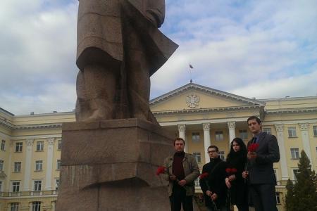 "Ленин с нами!". По многим городам и селам Центральной России проводятся пикеты возле памятников В.И. Ленину в знак солидарности с харьковчанами против фашистской хунты и вандализма