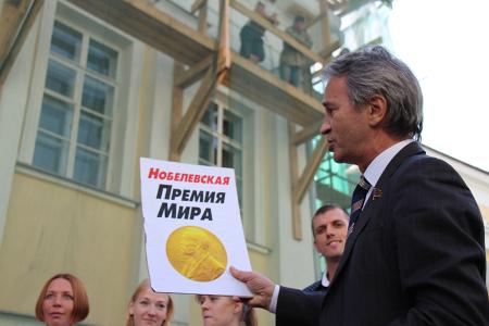 «Красная Москва-КПРФ» переехала Обаму телегой. Театрализованный митинг столичных коммунистов
