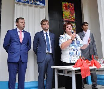 Ю.В. Афонин и Л.А. Зюганов поздравили московских школьников с Днем знаний. Коммунисты посетили праздничную линейку в школе №212 им. дважды Героя Советского Союза летчика-космонавта СССР В.Н. Волкова