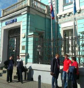 "Как Обама породнился с нечистой силой". Московские коммунисты провели театрализованный митинг у представительства ООН в России