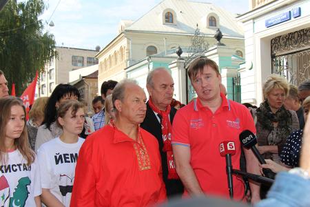 «Красная Москва-КПРФ» переехала Обаму телегой. Театрализованный митинг столичных коммунистов