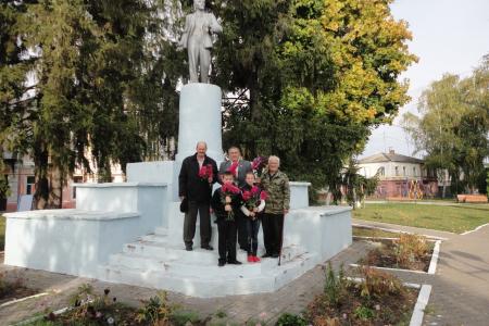 "Ленин с нами!". По многим городам и селам Центральной России проводятся пикеты возле памятников В.И. Ленину в знак солидарности с харьковчанами против фашистской хунты и вандализма
