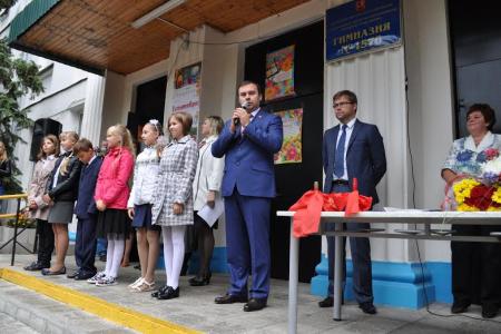 Ю.В. Афонин и Л.А. Зюганов поздравили московских школьников с Днем знаний. Коммунисты посетили праздничную линейку в школе №212 им. дважды Героя Советского Союза летчика-космонавта СССР В.Н. Волкова