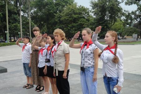 Иркутские пионеры нанесли "визит дружбы" в социалистический Вьетнам