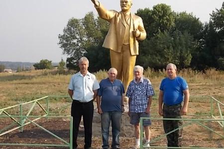 Воронежская область. Верхнемамонские коммунисты приводят в порядок памятники вождю трудового народа во всех сёлах района