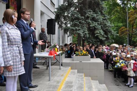 Ю.В. Афонин и Л.А. Зюганов поздравили московских школьников с Днем знаний. Коммунисты посетили праздничную линейку в школе №212 им. дважды Героя Советского Союза летчика-космонавта СССР В.Н. Волкова