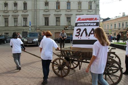 «Красная Москва-КПРФ» переехала Обаму телегой. Театрализованный митинг столичных коммунистов