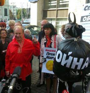 "Как Обама породнился с нечистой силой". Московские коммунисты провели театрализованный митинг у представительства ООН в России