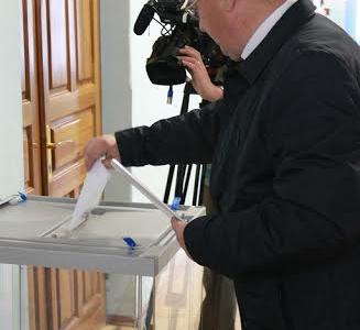 Кандидат на должность губернатора Псковской области А.А. Рогов проголосовал на избирательном участке № 71 
