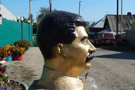 В Новосибирске появился памятник Сталину