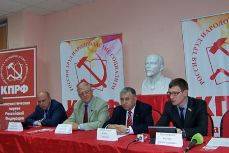  Казань. Депутаты Госсовета РТ Хафиз Миргалимов и Артём Прокофьев обратились с запросом в Конституционный суд Республики Татарстан