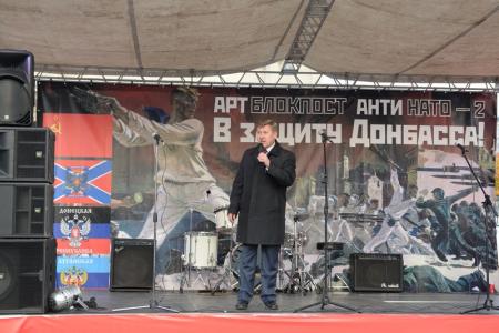 Требуем признать независимость Новороссии! В Новосибирске прошел арт-блокпост «АнтиНАТО-2» в поддержку Донбасса