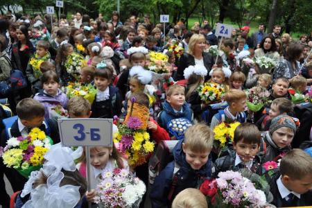 Ю.В. Афонин и Л.А. Зюганов поздравили московских школьников с Днем знаний. Коммунисты посетили праздничную линейку в школе №212 им. дважды Героя Советского Союза летчика-космонавта СССР В.Н. Волкова