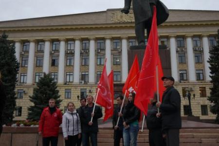 Липецк. Коммунисты возложили цветы к памятнику В.И. Ленину в знак солидарности с харьковскими товарищами