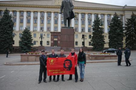"Ленин с нами!". По многим городам и селам Центральной России проводятся пикеты возле памятников В.И. Ленину в знак солидарности с харьковчанами против фашистской хунты и вандализма