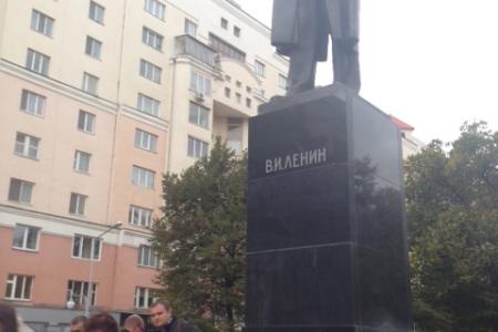 "Ленин с нами!". По многим городам и селам Центральной России проводятся пикеты возле памятников В.И. Ленину в знак солидарности с харьковчанами против фашистской хунты и вандализма