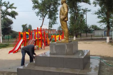 Воронежская область. Верхнемамонские коммунисты приводят в порядок памятники вождю трудового народа во всех сёлах района