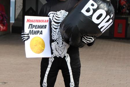 «Красная Москва-КПРФ» переехала Обаму телегой. Театрализованный митинг столичных коммунистов