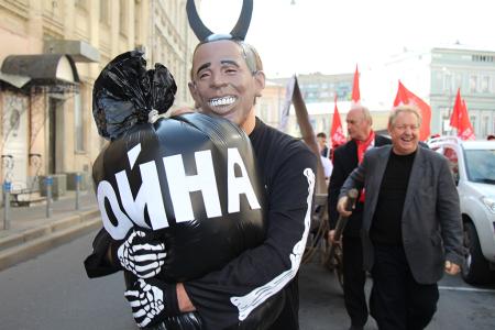 «Красная Москва-КПРФ» переехала Обаму телегой. Театрализованный митинг столичных коммунистов