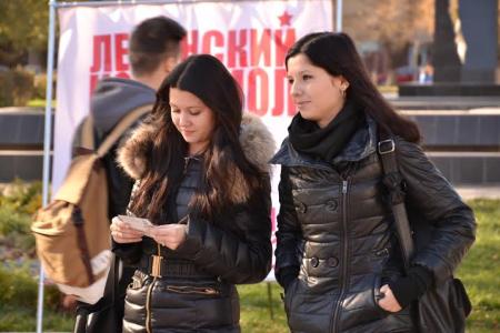 Астраханские комсомольцы провели агитпикет, посвященный 96-й годовщине образования ВЛКСМ
