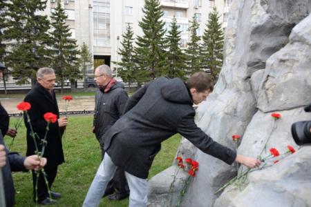 Новосибирск. Жители города почтили память защитников Верховного Совета